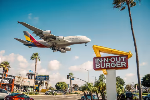 Kalifornien: Flugzeug über In'n'Out-Burger