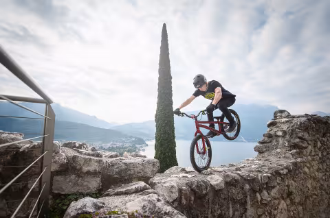 Magura Printmedien: Mountainbiker auf Steinmauer