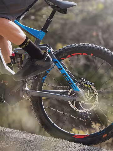 Magura Vyron: Mountainbiker auf dem Trail im Gebirge
