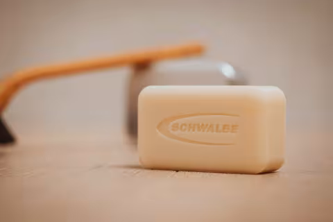 Schwalbe Bikesoap: Seifenblock auf Holztisch