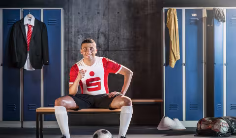 Sparkasse-Azubi sitzt in Sportkabine auf Bank