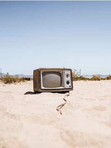 Alter Fernseher im Sand