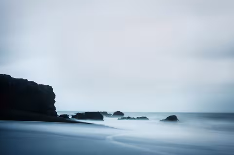 Island: Langzeitbelichtung von Nebel am Strand